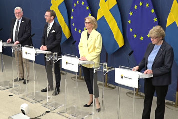 De medverkande står vid var sin talarpulpet.