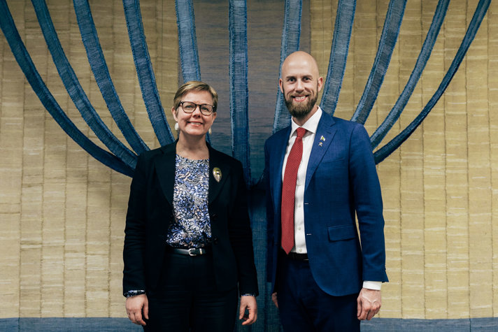 Finlands inrikesminister Krista Mikkonen och Carl-Oskar Bohlin, minister för civilt försvar står bredvid  varandra.