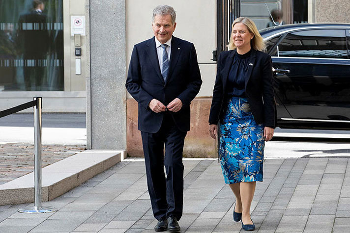 Statsminister Magdalena Andersson och Finlands president Sauli Niinistö promenerar bredvid varandra
