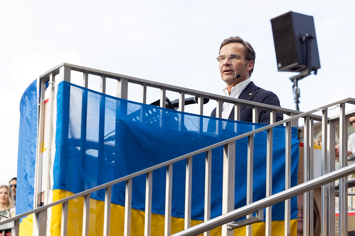 Statsminister Ulf Kristersson talar på Sergels torg under firandet av Ukrainas självständighetsdag.