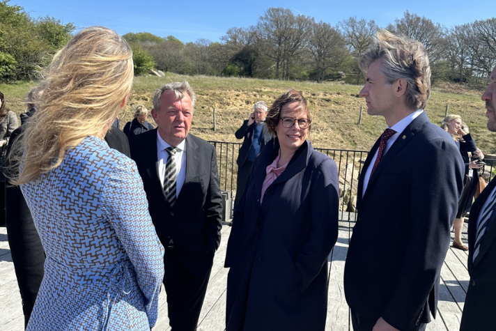 Utrikesminister Maria Malmer Stenergard står och samtalar utomhus med nordiska kollegor.