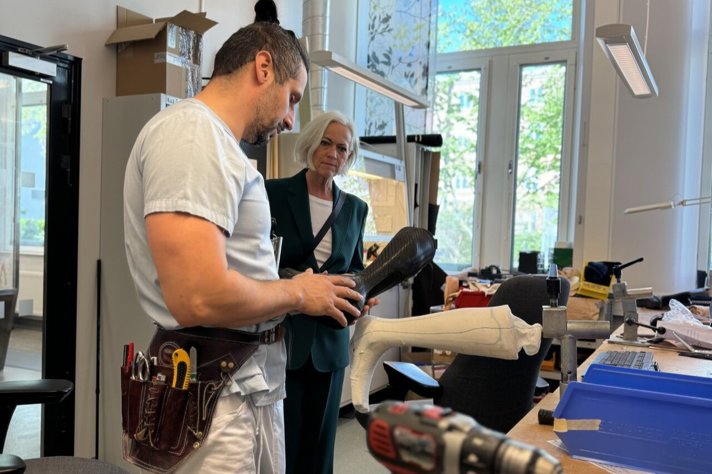 Sjukvårdsminister Acko Ankarberg Johansson tittar på när en medarbetare på Universitetssjukhuset Örebro demonstrerar en benprotes.