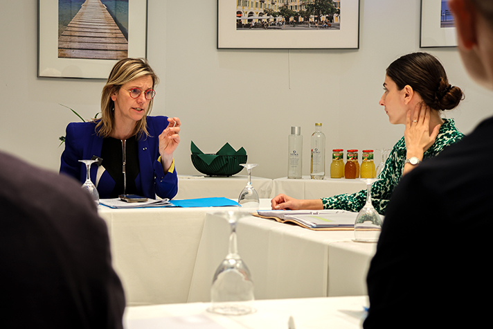 De två ministrarna samtalar vid ett bord.