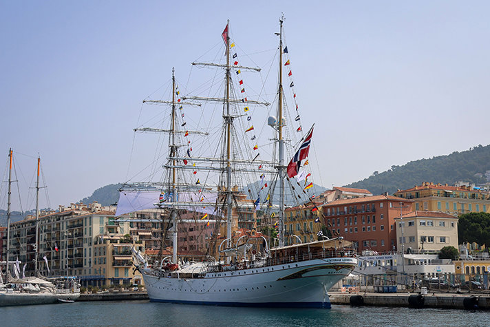 Ett stort segelfartyg ligger i Nice hamn.