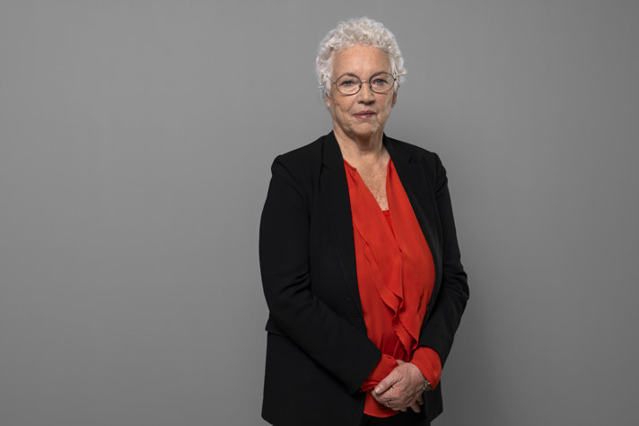 Statssekreterare Helena Dyrssen mot en grå bakgrund