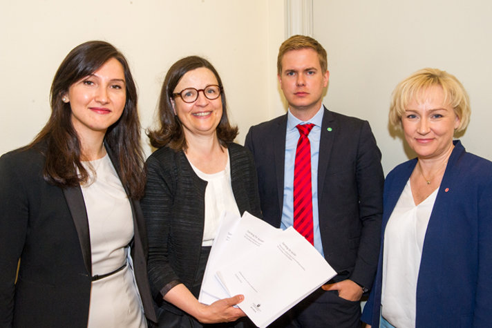 Anna Ekström överlämnar Skolkommissionens delbetänkande