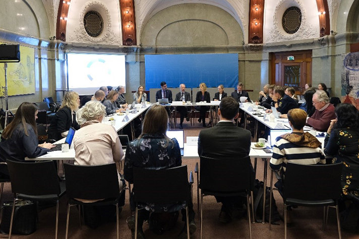 Statssekreterare Anders Hall stod värd för ett rundabordssamtal