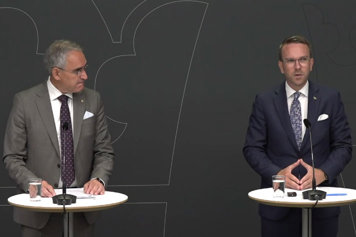 De medverkande står bakom var sin talarastol.