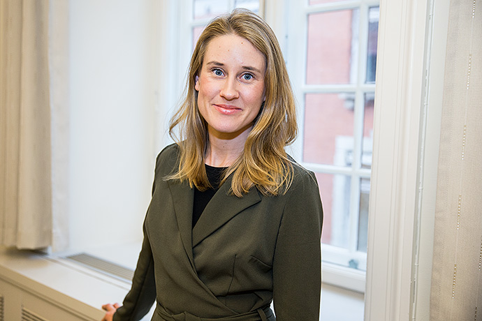 Anna Malmberg står framför ett fönster inomhus. 