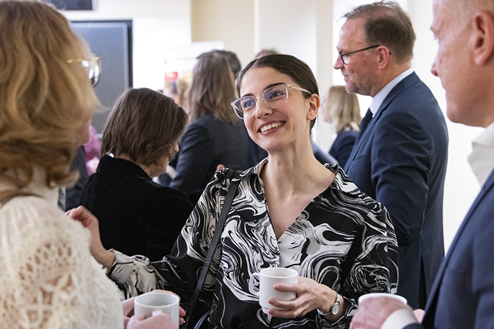 Foto på Romina Pourmokhtari, klimat- och miljöminister.