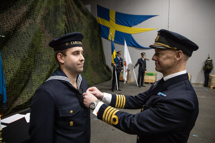 Att dela ut belöningar är en av Kungliga Örlogsmannasällskapets uppgifter. Här får korpral Philip Berzelius medalj av ledamoten kommendör Per Edling.