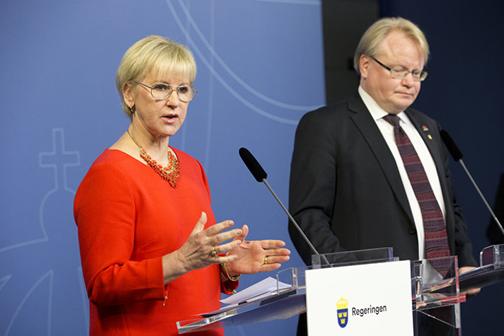 Utrikesministern och försvarsministern vid dagens pressträff.