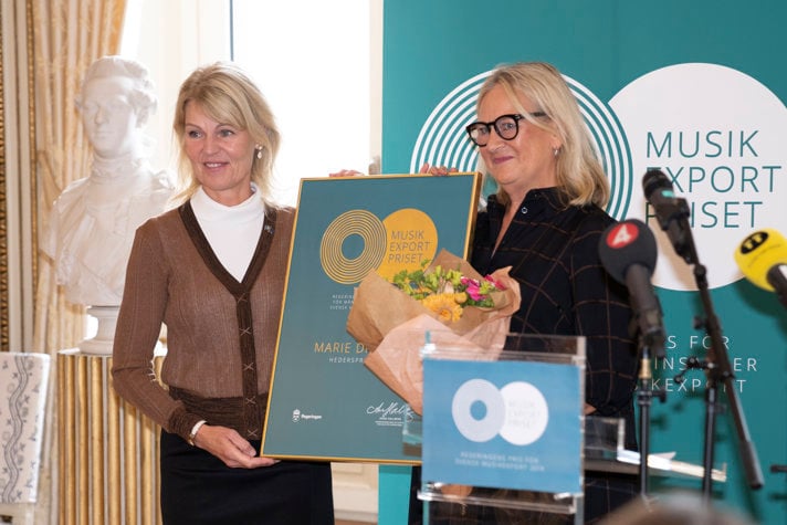 Utrikeshandelsminister och minister med ansvar för nordiska frågor, Anna Hallberg delar ut regeringens hederspris 2019 för mångåriga insatser för svensk musikexport till Marie Dimberg. 