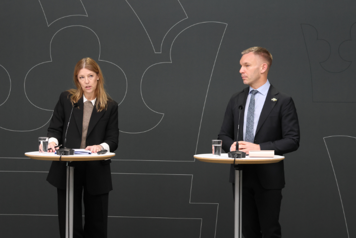 Utredare Anneli Berglund Creutz och civilminister Erik Slottner på pressträff.