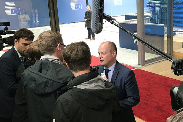 Morgan Johansson intervjuas av media
