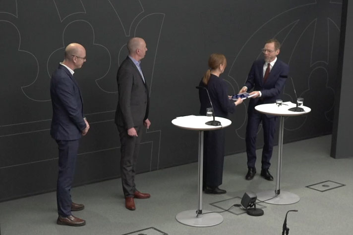 Jakob Forssmed, socialminister tar emot utredning från Ann Lindberg, Läkemedelverkets generaldirektör samt Tomas Nilsson, utredare och Martin Burman, utredare.