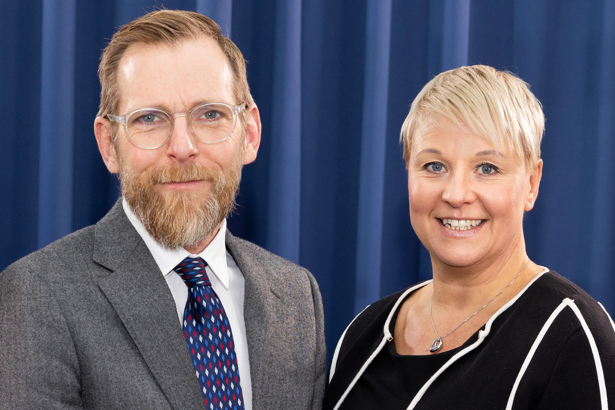 Bild på två personer - en man och en kvinna.