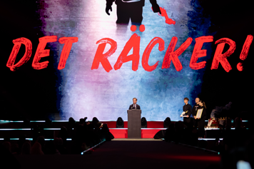 Statsminister Ulf Kristersson håller tal under galan "Det Räcker!"