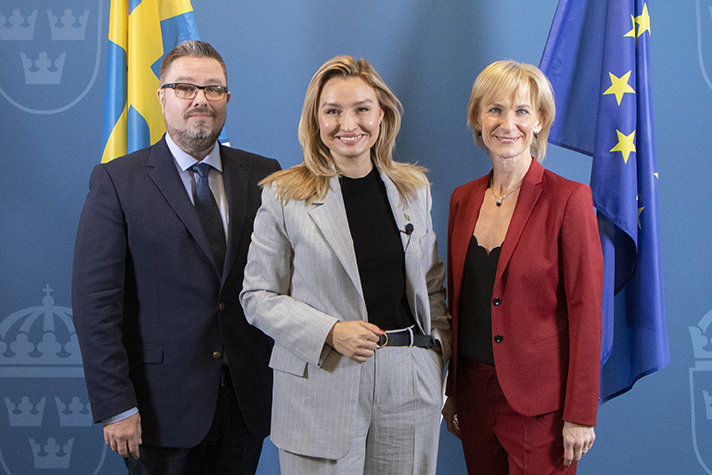 Energi- och näringsminister Ebba Busch tillsammans med industrisamordnarna Jonas Lundström och Kristina Alvendal.
