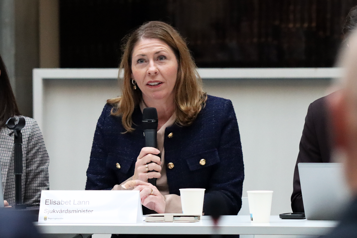 Sjukvårdsminister Elisabet Lann talar i en mikrofon.