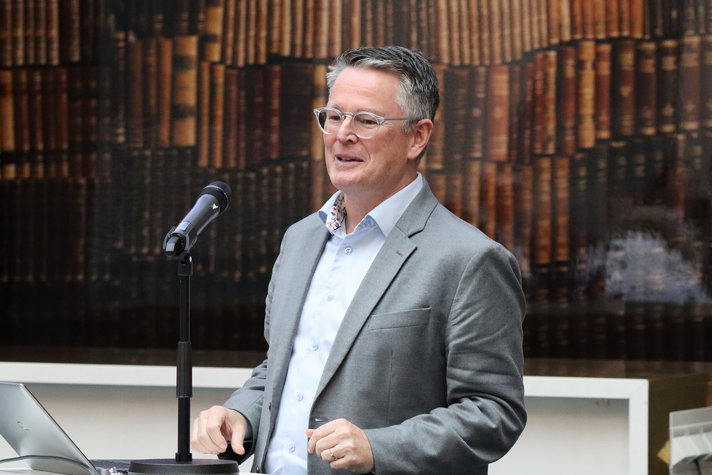 Richard Rosenquist Brandell talar bakom en talarstol.