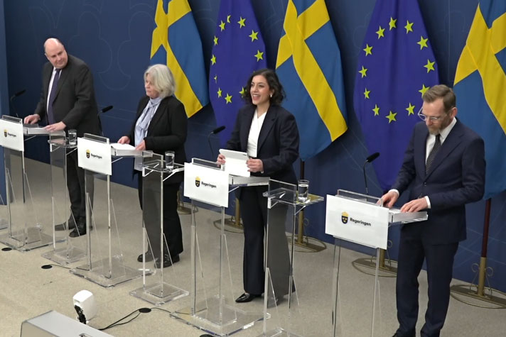 De fyra medverkande avbilda snett uppifrån bakom var sin talarstol.