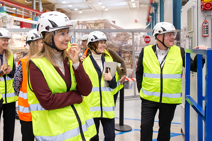 Ebba Busch på besök hos Hitachi Energy. 