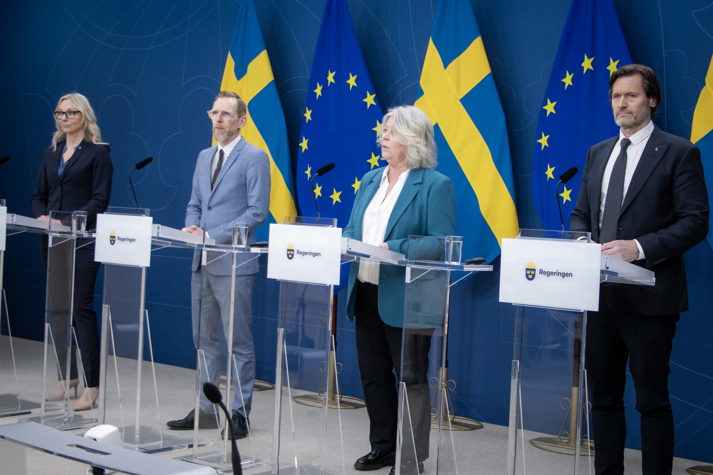 Socialtjänstminister Camilla Waltersson Grönvall, socialminister Jakob Forssmed, Liberalernas rättspolitiska talesperson Martin Melin och Sverigedemokraternas socialpolitiska talesperson Jessica Stegrud i regeringens pressrum.