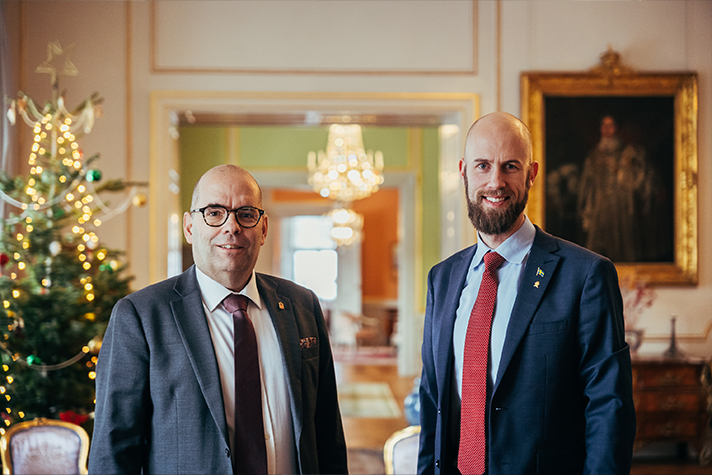 Landshövding i Östergötlands län Carl Fredrik Graf och minister för civilt försvar Carl-Oskar Bohlin står bredvid varandra i ett rum inne på residenset i Linköping.