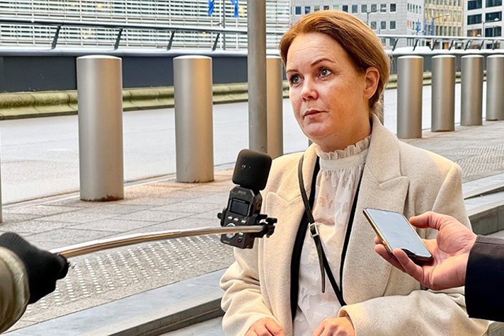 Landsbygdsminister Jennie Nilsson blir intervjuad utanför Europabyggnaden i Bryssel.