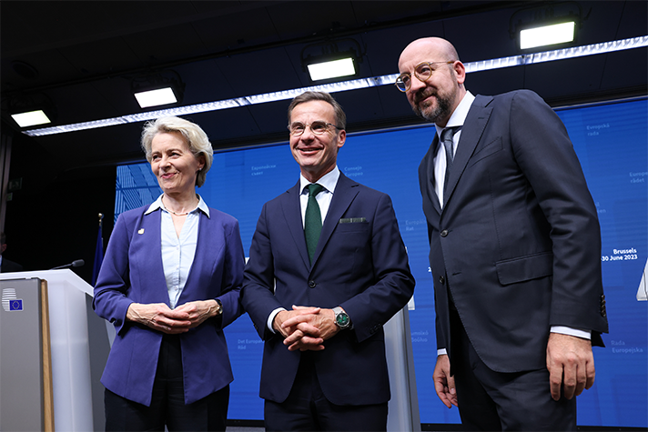 Ursula von der Leyen, Ulf Kristersson och Charles Michel står bredvid varandra i Europeiska rådets presskonferenssal. I bakgrunden en blå fond.