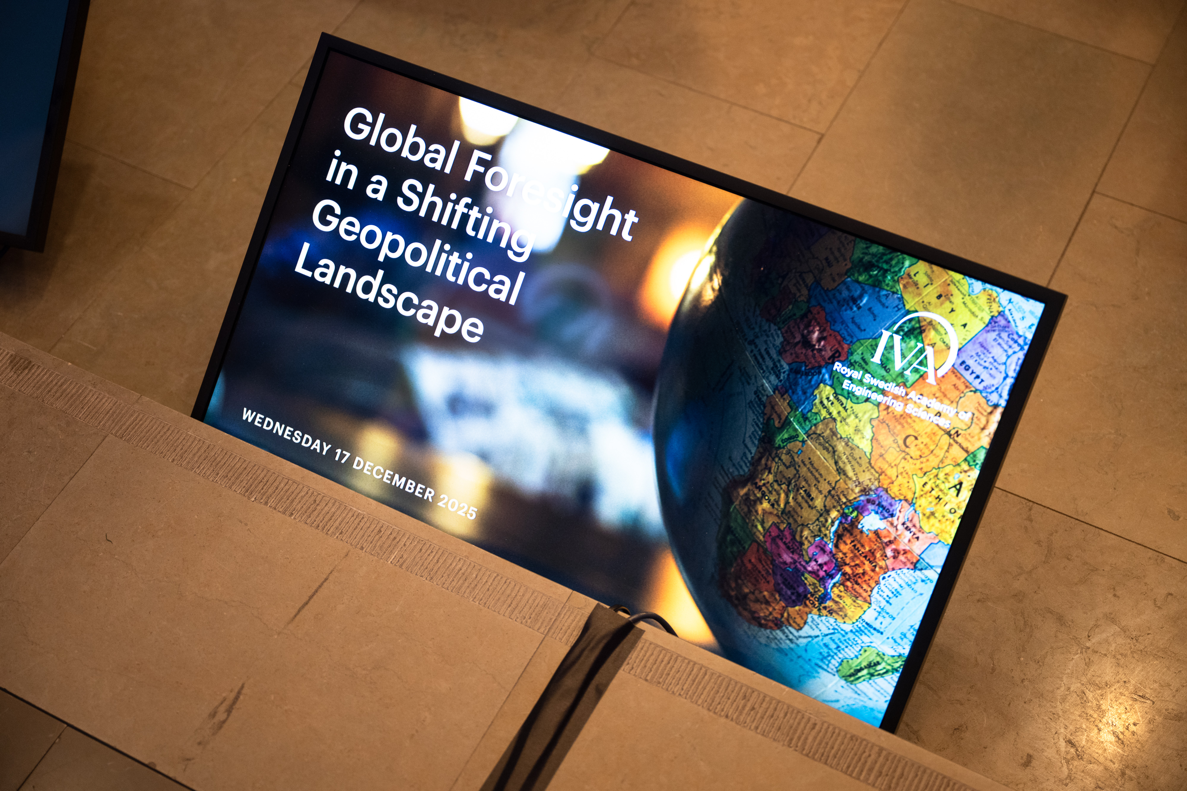 En skärm som visar en jordglob och texten ’Global foresight in a shifting geopolitical landscape’.