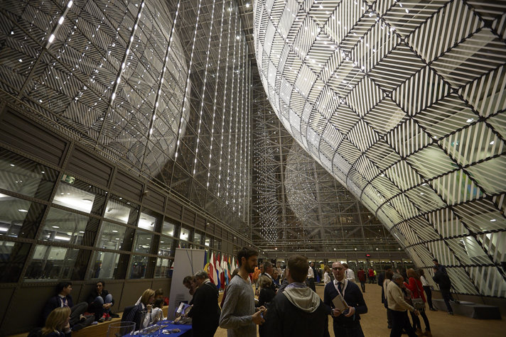 Bild på besökare i Europabyggnaden i Bryssel.