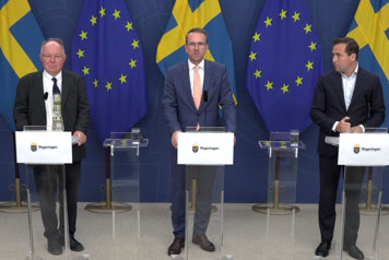 De medverkande står vid var sin talarpulpet