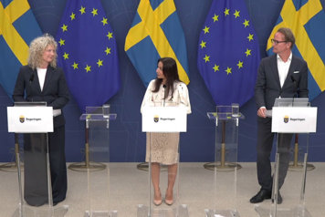 De medverkande står vid var sin talarpulpet.