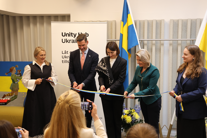 Migrationsminister Johan Forssell tillsammans med Ukrainas vice minister Ilona Havronska och ICMPDs högsta chef Susanne Raab klipper band.