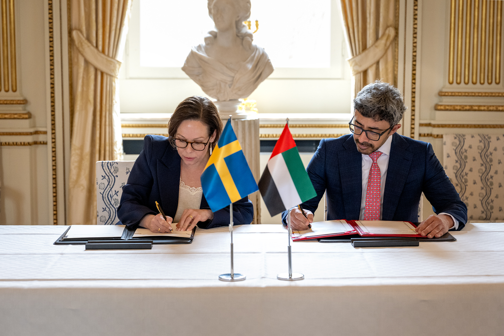 Utrikesminister Maria Malmer Stenergards och H.H. Shejk Abdullah bin Zayed Al Nahyan vid ett bord där de signerar ett avtal