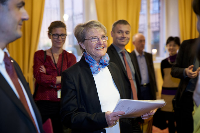 Kristina Persson står leendes tillsammans med medarbetare.