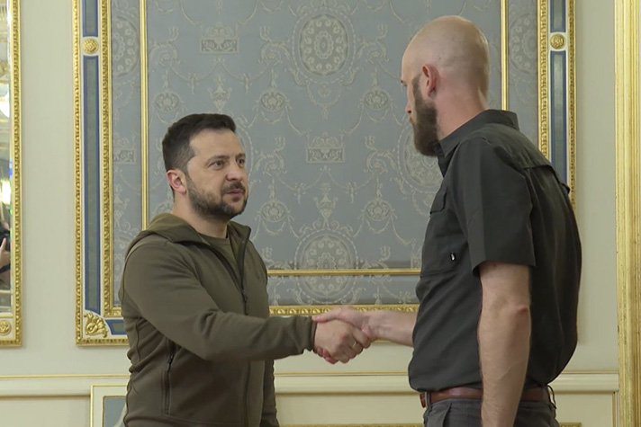 Carl-Oskar Bohlin hälsar på president Volodymyr Zelenskyj 