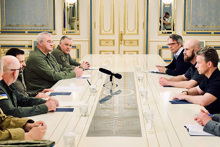 Försvarsminister Jonson och minister för civilt försvar Bohlin i möte med bland andra president Zelenskyj och försvarsminister Reznikov 