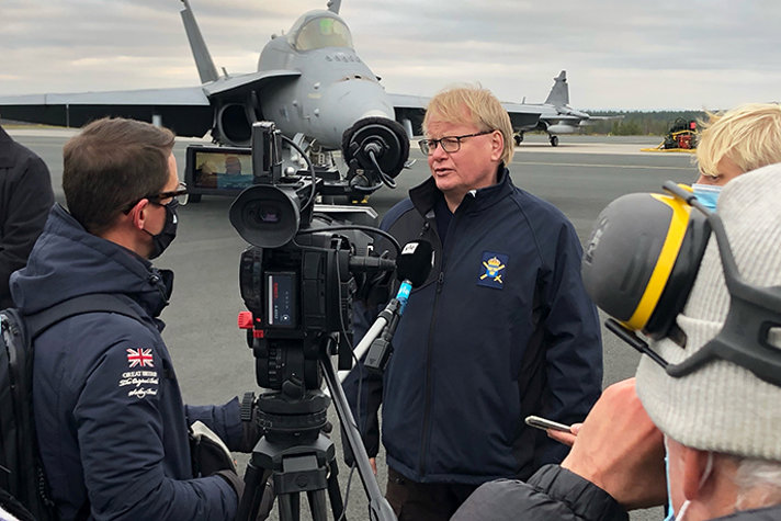 Peter Hultqvist blir intervjuad av journalister under den finska övningen Ruska 20.
