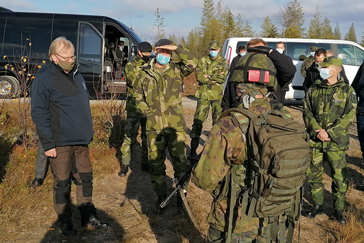 Peter Hultqvist pratar med svenska och finska soldater under Ruska 20.