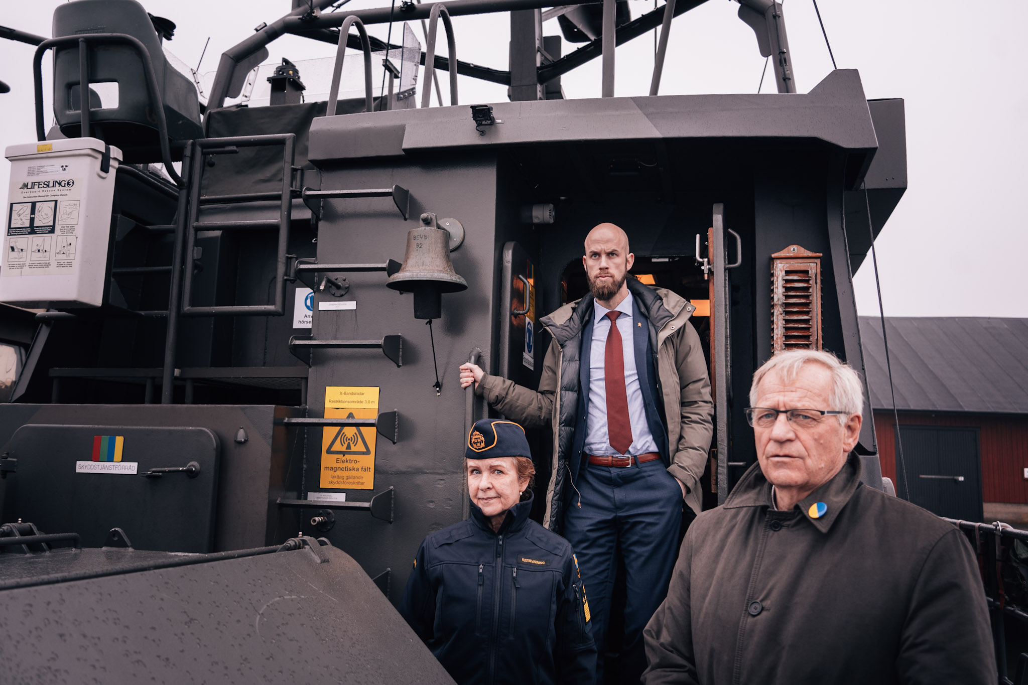 På bilden syns Therese Mattsson, Kustbevakningens generaldirektör, Carl-Oskar Bohlin och Lars Johansson, ordförande Göteborgs hamn ståendes i aktern på ett av Försvarets båtar. 
