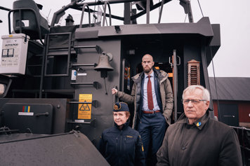 På bilden syns Therese Mattsson, Kustbevakningens generaldirektör, Carl-Oskar Bohlin och Lars Johansson, ordförande Göteborgs hamn ståendes i aktern på ett av Försvarets båtar. 