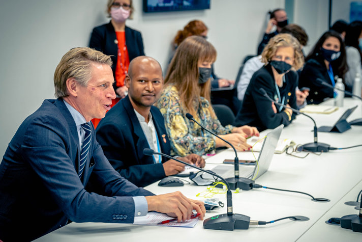 Per Bolund talar med samlade ungdomsrepresentanter vid lanseringen av Youth Task Force på COP26.