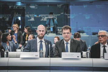 Minister för civilt försvar Carl-Oskar Bohlin tillsammans med Janez Lenarčič, EU-kommissionär för humanitärt bistånd och krishantering.