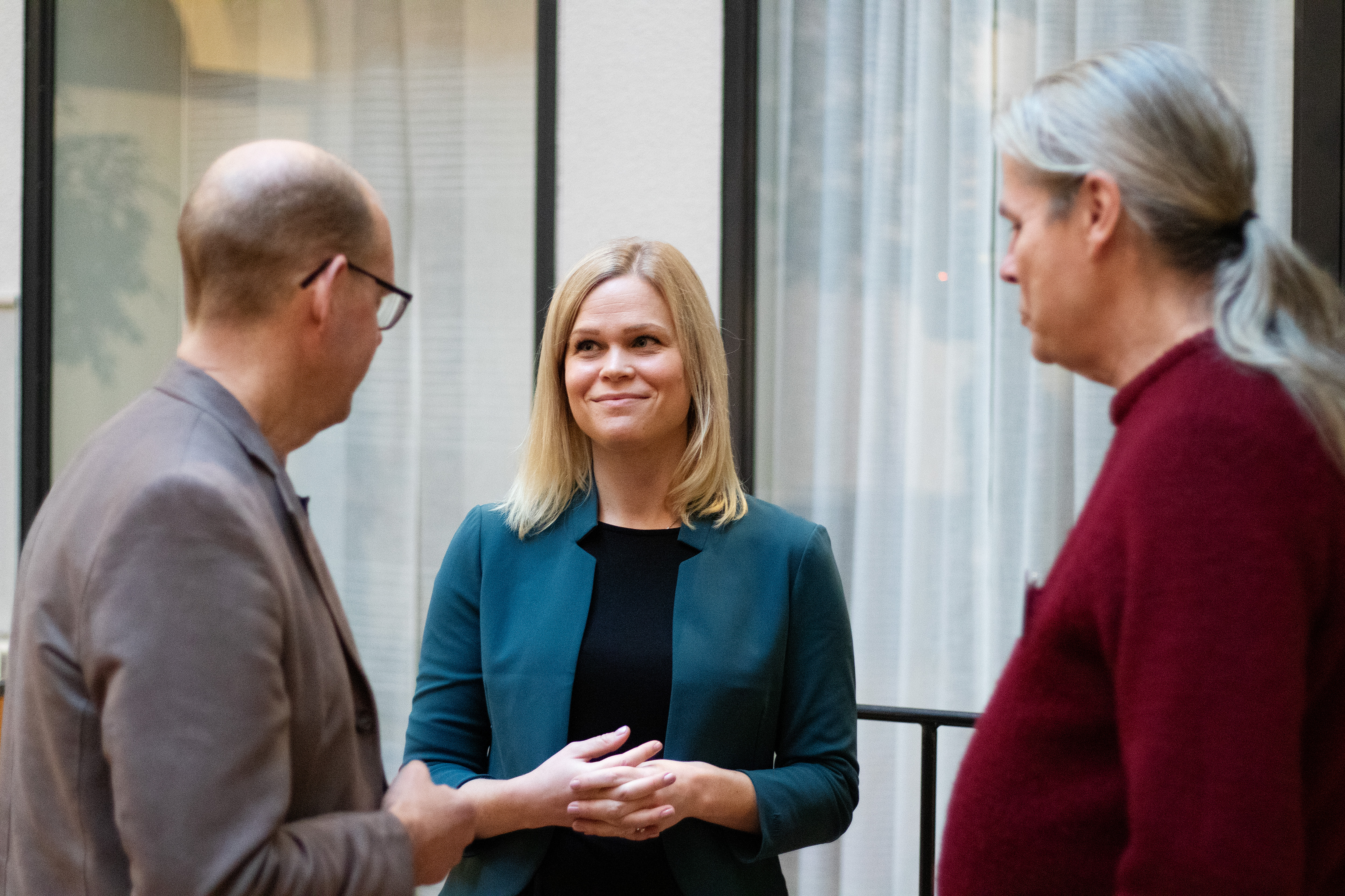 Paulina Brandberg i dialog med representanter från organisationen Akillesjouren. 
