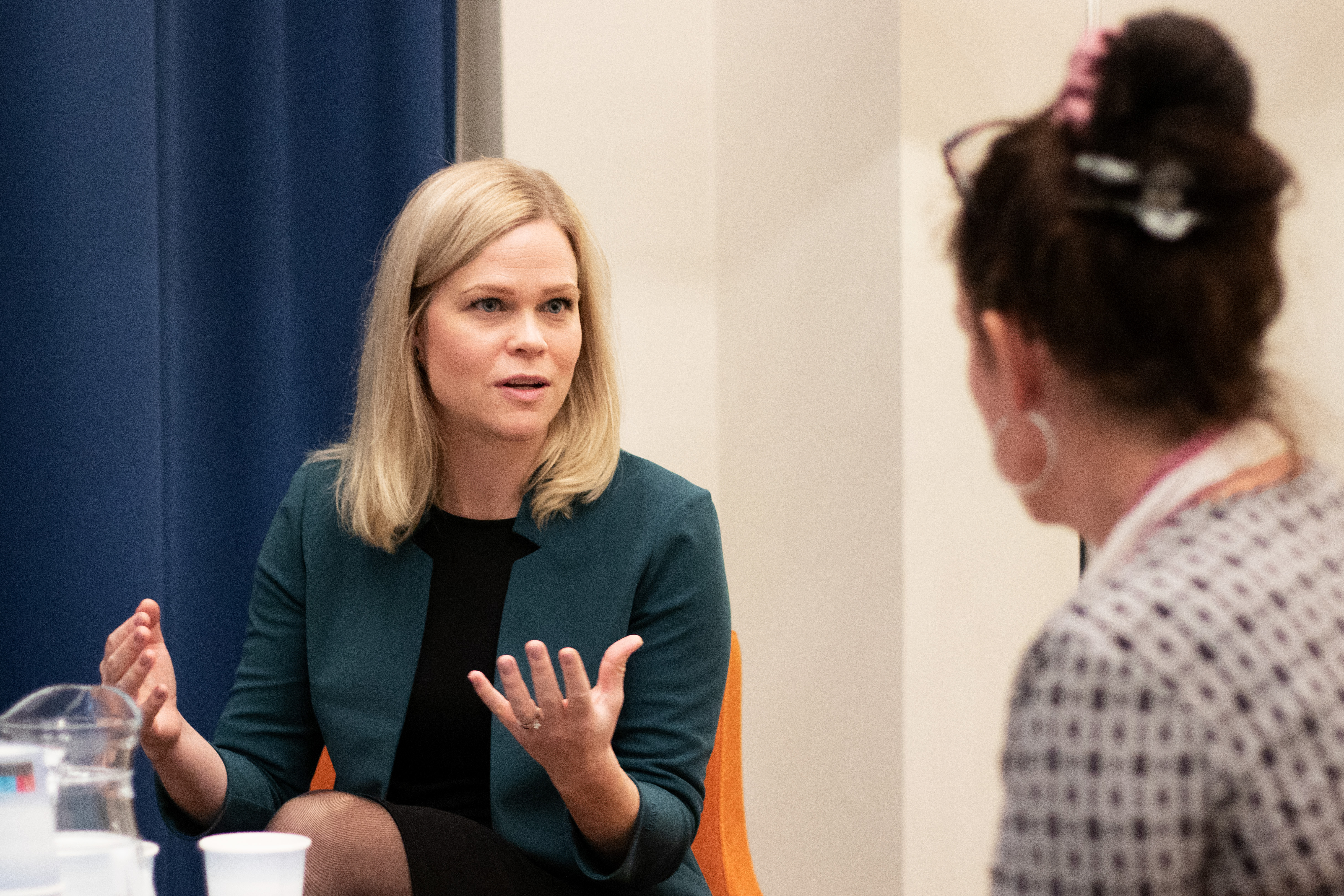 Paulina Brandberg i dialog med representanter från organisationen ROKS. 