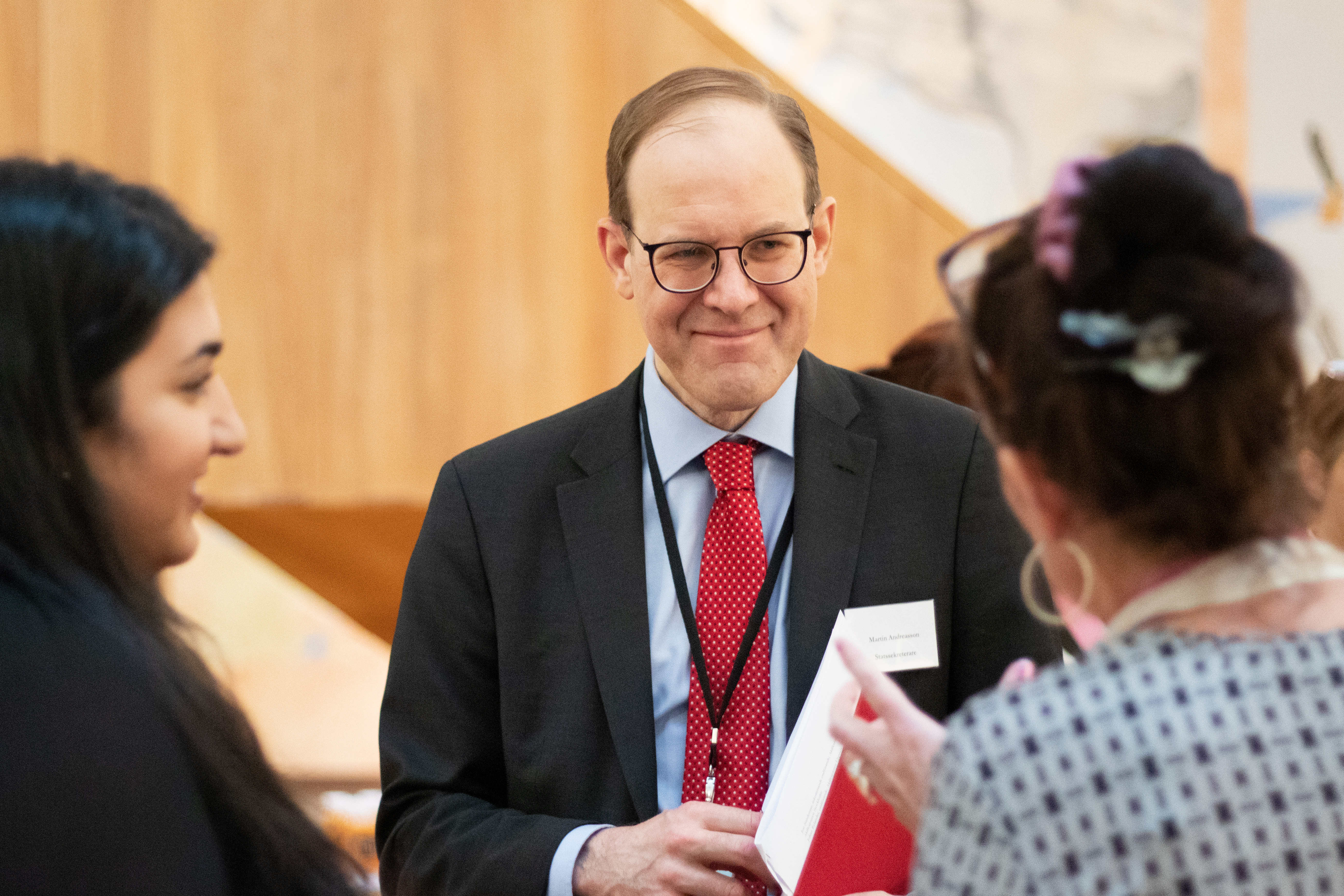 Statssekreterare Martin Andreasson i dialog med representanter från organisationen ROKS. 