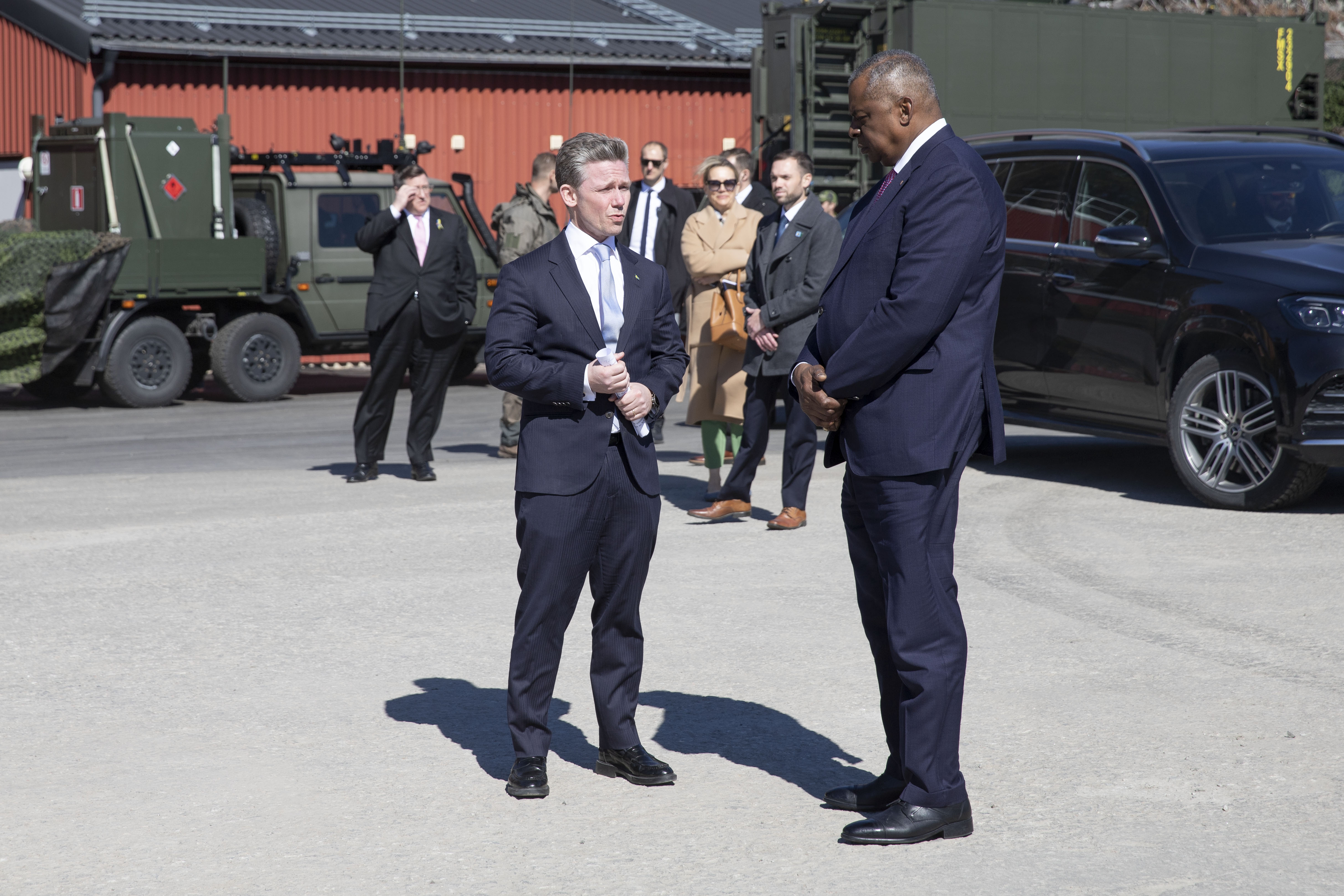 Pål Jonson och Lloyd Austin står och samtalar innan pressträffen ska börja